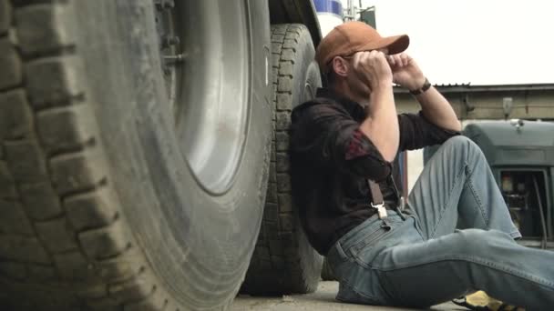 Commerciële Vrachtwagen Bestuurder Zitten Door Zijn Auto Rusten Tijdens Pauze — Stockvideo