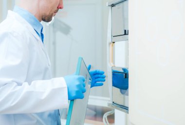 Radyologlar, X-ışınları gibi Tıbbi Radyoloji Görüntüleme İşlemleri ile Yara ve Hastalıkları Belirleme ve Tedavi Konusunda Uzman Doktorlardır. Sağlık Hizmeti TemasıName.