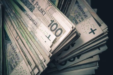 Yüz Polonyalı Zlotych banknot yığını. Polonya Cumhuriyeti 'nin para birimi. Ekonomi ve İş Teması.