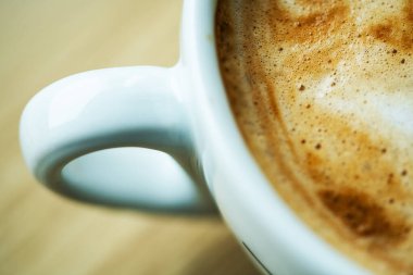 Bir fincan taze Arabica Kahve Cappuccino. Barista Teması. Fotoğrafı Kapat.