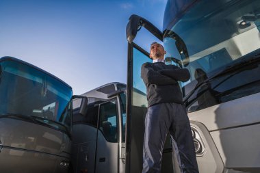 Servis Otobüsleri Taşımacılık Şirketi sahibi, Koç Otobüsleri filosunun önünde. Kafkas Ulaştırma Endüstrisi Başkanı 40 'larında.