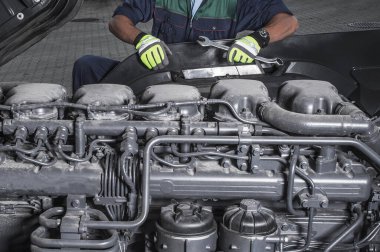 Ağır Görev Kamyonu Diesel Motor Teknisyeni Programlı Hizmeti Koruyun Modern Yarı-Kamyon Motorunun Önünde Kalın.