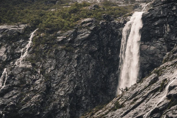 Raw Norwegian Wilderness Large Waterfall Coming Rocky Cliff Scandinavian Nature — Stock Photo, Image