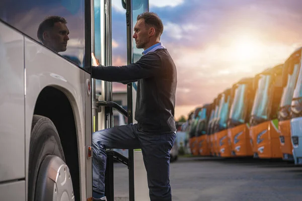 Kaukasischer Männlicher Passagier Die Der Auf Dem Busbahnhof Einen Öffentlichen — Stockfoto