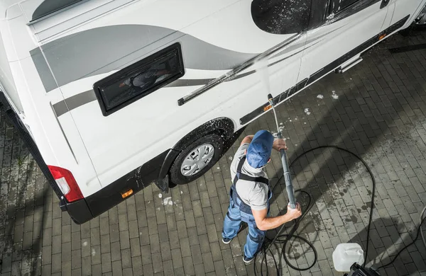 서비스 Service Worker 현대의 차량을 운전하도록 압력을 가하고 청소하는 — 스톡 사진
