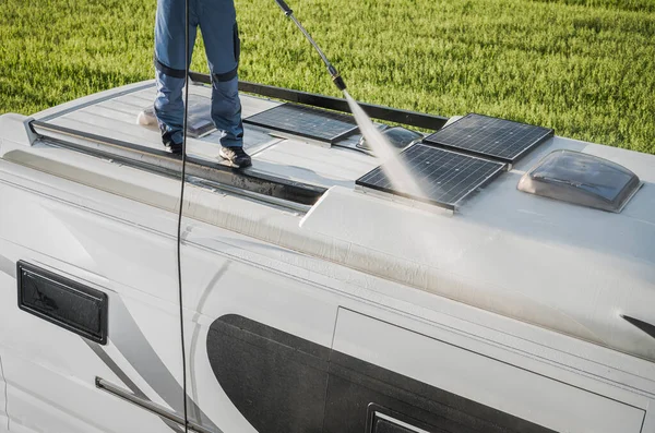 캅카스 근로자 Cleaning Camper Van Roof Motorhome Solar Panels 약자이다 — 스톡 사진