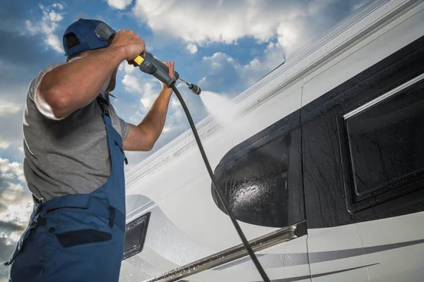 白人男性圧力洗浄彼の近代的なキャンパーヴァンRvクラスB レクリエーション車両のメンテナンス モーターホームクリーンを保つ — ストック写真