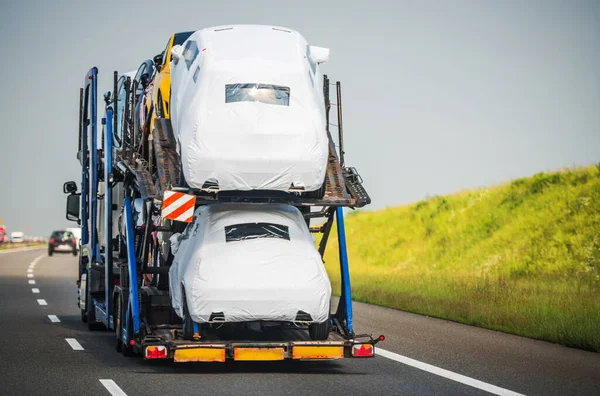 Carro Transportador Reboque Cheio Veículos Dirigindo Pela Estrada Transporte Veículo — Fotografia de Stock