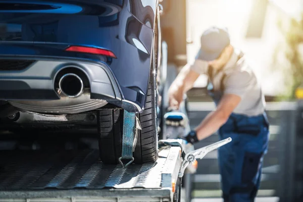 Släpvagnsleverans Frakt Moderna Fordon Till Bil Dealership Från Auktion Lot — Stockfoto