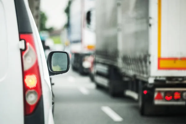 Teherautók Autók Two Lanes Roadon Európai Autópálya Súlyos Baleseti Közlekedés — Stock Fotó