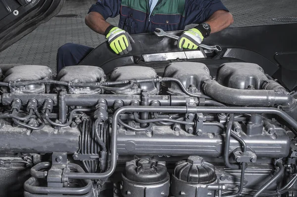 Heavy Duty Truck Diesel Engines Technician Maintain Scheduled Service Staying — Stock Photo, Image
