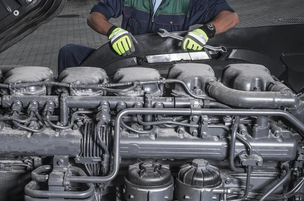 Técnico Motores Diesel Camiones Pesados Mantiene Servicio Programado Frente Moderno — Foto de Stock