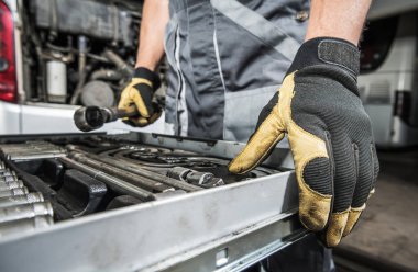 Beyaz Tamirci Tamir İşi için Doğru Aletleri Seçiyor. Profesyonel Garaj Aletleri. Otomotiv Endüstrisi TemasıName.