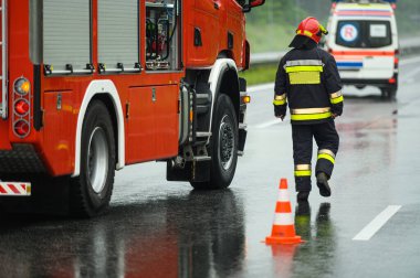 Otoyol Trafik Kazası İtfaiyecisi Trafiği Güvene Aldı. İtfaiye aracı ve ambulans.. 