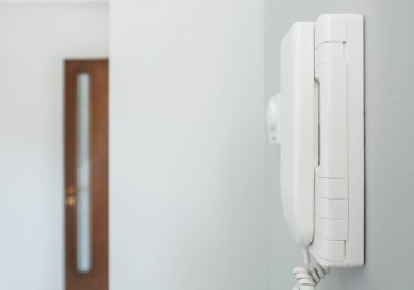 Ev içi iletişim sistemi bir duvara konuşan cihaz bağladı. Yerleşim İletişim Sistemleri. Modern Teknolojiler.