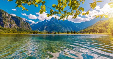 Almsee ya da Alm Gölü. Yukarı Avusturya 'daki Salzkammergut Bölgesi' nde Almtal Vadisi Panoramik Formatında Göl.