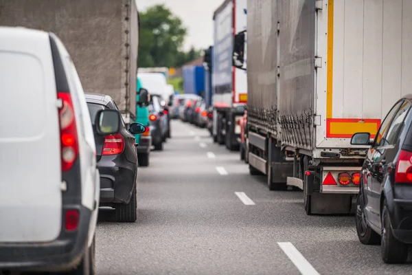 Eftermiddag Stadspendling Tung Trafik Motorvägen Tema Stadstransport Och Fordonsindustri — Stockfoto