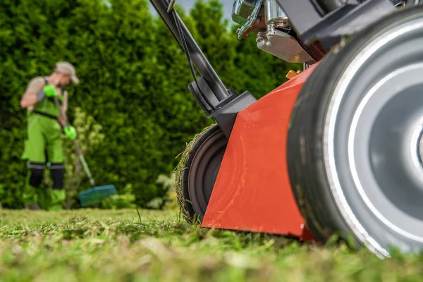 Trädgårdsredskap Och Trädgårdsarbete Bensingräsklippare — Stockfoto