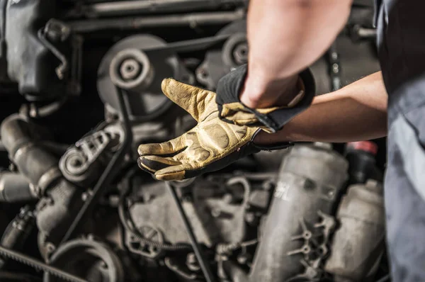 Kaukasiska Heavy Duty Diesel Motorer Mekaniker Förberedelse För Arbete Bär — Stockfoto