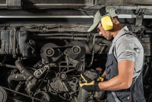 Shuttle Bus Diesel Motor Manutenção Realizada Pelo Técnico Caucasiano Reparação — Fotografia de Stock