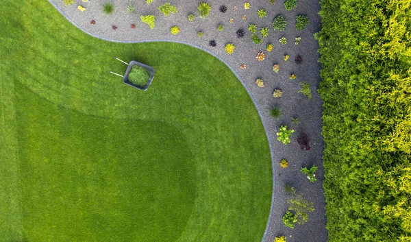 Residential Backyard Lawn Arabasının Hava Görüntüsü Bahçede Çim Biçme Peyzaj — Stok fotoğraf