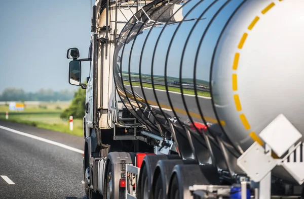 重型运输业 移动液体装运 公路上的罐车拖架 — 图库照片