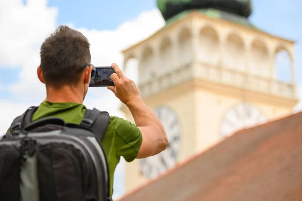 Kaukázusi Turista Nagy Hátizsák Vesz Utazási Képek Segítségével Okostelefon Eszköz — Stock Fotó