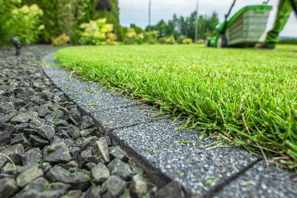 Bakgård Gräsmatta Fält Cobble Edge Gräsklippning Och Kantklippning Tema Trädgårds — Stockfoto