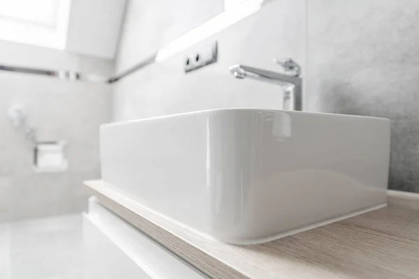 Κομψό Μοντέρνο Κλασικό Λευκό Ορθογώνιο Μπάνιο Νεροχύτη Χρωμιωμένη Βρύση Home — Φωτογραφία Αρχείου