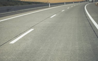 Ulaşım Endüstrisi Teması. Yeni Yapılan Sağ Kıvrımlı Modern İki şeritli Otoyol. 