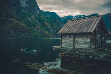 İskandinav Sahnesi. Norveçli manzaralı fiyort manzaralı Rustik ahşap kabin suyun önünde. Güneybatı Norveç, Avrupa.