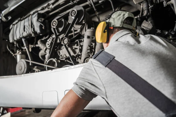 Técnico Profissional Branco Dos Motores Diesel Seus Anos Que Olha — Fotografia de Stock