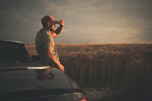 Quarante Ans Hommes Caucasiens Profitant Saison Estivale Coucher Soleil Campagne — Photo