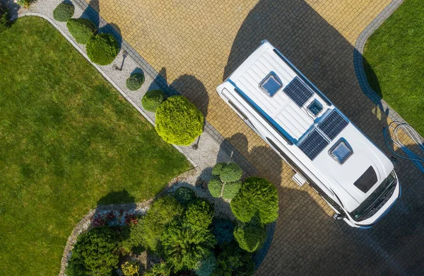 Acampamento Turismo Tema Camper Van Moderna Com Painéis Solares Instalados — Fotografia de Stock