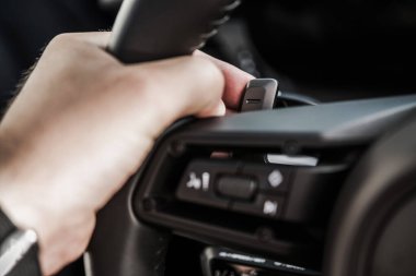 Otomotiv Teknolojileri Teması. Modern Araç 'ta direksiyon pedalları vites değiştiriyor. Otomatik Araç Aktarımı.