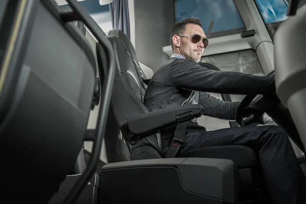 Biały Mężczyzna Kierowca Autobusu Wieku Lat Kierownicą Pojazdu Temat Transportu — Zdjęcie stockowe