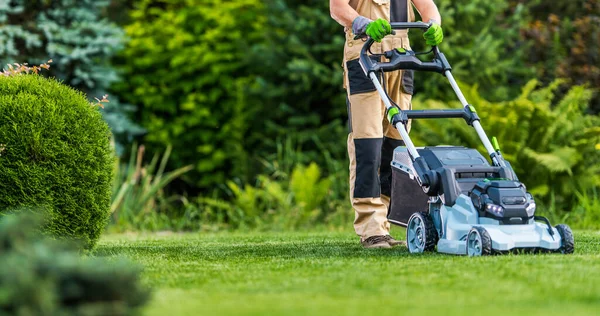 Professionell Vit Trädgårdsmästare Årsåldern Trimning Gräs Gräsmatta Med Hjälp Modern — Stockfoto