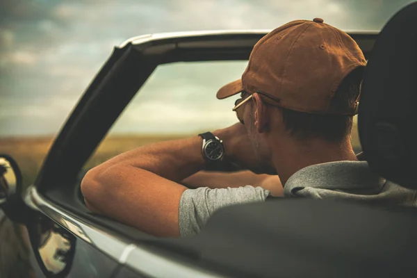 Blanke Pensive Men Zijn Veertiger Jaren Achter Convertible Car Steering — Stockfoto