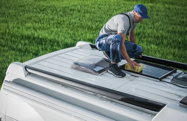 Caucasian Men His 40S Cleaning Camper Van Roof Installed Solar — Stock Photo, Image