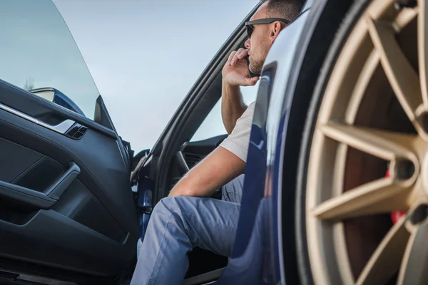 Yaşlarda Egzotik Arabasında Otururken Telefonla Konuşan Beyaz Adamlar Ulaşım Otomotiv — Stok fotoğraf
