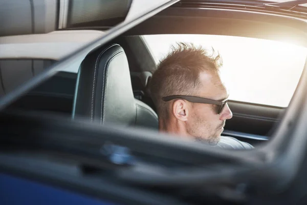 Yaşlarındaki Kafkasyalı Sürücü Sıcak Yaz Gününde Sunroof Ile Sürüşü Açıldı — Stok fotoğraf