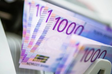 Norveç Fatura Sayma Makinesinin İçinde 100 Kron Kağıt Para Birimi. 