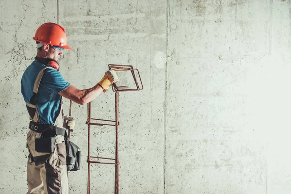 Männlicher Bauarbeiter Macht Sich Bereit Betonbewehrung Auf Neuer Baustelle Installieren — Stockfoto