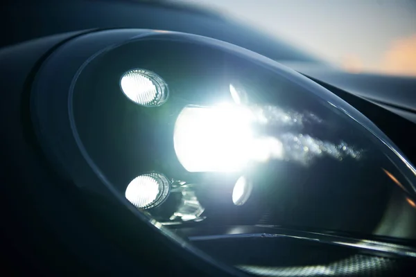 Jasne Błyszczące Przednie Światło Led Samochodu Osobowego Nocy — Zdjęcie stockowe