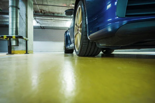 Modern Luxury Car Parked Nearly Empty Underground Parking Lot Garage — Stock Photo, Image