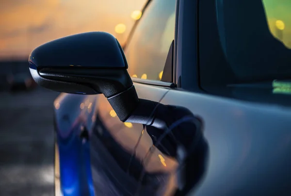 Dış Sağ Kenar Aynası Alacakaranlıktaki Mavi Spor Arabanın Kapağı — Stok fotoğraf