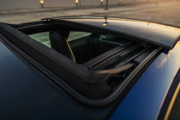 Exotischer Luxus Sportwagen Mit Großem Weit Geöffnetem Automatischen Glasschiebedach — Stockfoto