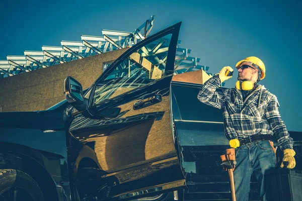 Medioevo Maschio Appaltatore Piedi Lavoro Camion Parlando Radio Bidirezionale Sul — Foto Stock