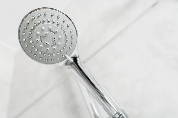 Interno Del Bagno Piastrellato Bianco Con Stile Moderno Argento Soffione — Foto Stock