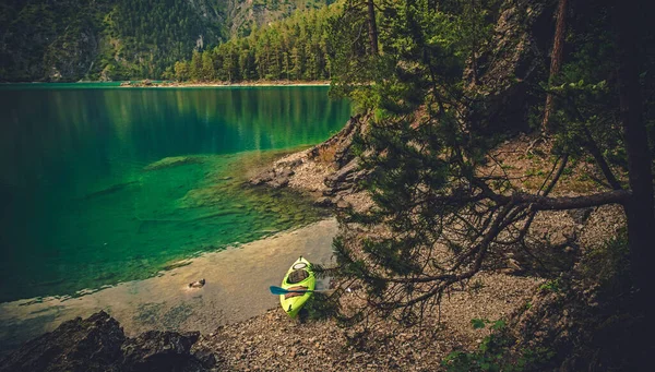 Picturesque Panoramic View Forest Emerald Colored Lake Single Person Kayak — Stock Photo, Image